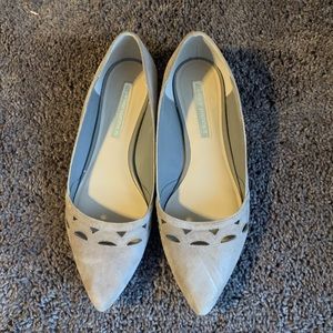 Pointed flats with cutout detail
